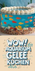 Aquarium-Gelee-Kuchen mit blauem durchsichtigem Wackelpudding und bunten Gummifischen auf hellem Tisch