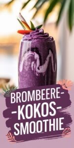 Tiefvioletter Brombeere-Kokos-Smoothie in zwei Gläsern mit Kokosraspeln und frischen Brombeeren