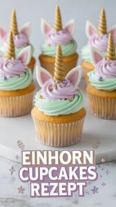 Sechs Einhorn-Cupcakes auf weißem Marmor – Vanille-Cupcakes mit pastellfarbenem Regenbogen-Swirl in Rosa Lila Mintgrün goldenem Fondant-Horn und essbarem Goldglitzer