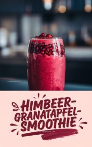 Dunkelroter Himbeer-Granatapfel-Smoothie in zwei Gläsern mit frischen Granatapfelkernen und Minze