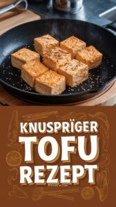 Goldbraun und knusprig gebratene Tofuwürfel in einer schwarzen Pfanne mit Frühlingszwiebeln und Sesam