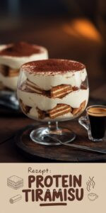 Protein-Tiramisu im Dessertglas auf Walnussholz – sichtbare Schichten: Espresso-Löffelbiskuits cremige Quarkcreme dicke Kakaopulver-Bestäubung Espressotasse daneben moody Licht