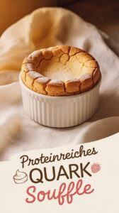 Quark-Soufflé frisch aus dem Ofen in weißem Porzellanförmchen auf Leinentischdecke – 3-4cm über den Rand gewachsen goldbraune Kruste dampfend und dramatisch Puderzucker und frische Himbeeren daneben