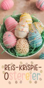 Bunte Reis-Krispie-Ostereier in rosa gelb blau und weiß mit Zuckerstreusel-Dekoration auf weißem Tablett