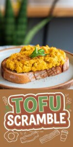 Goldgelber Tofu-Scramble mit Paprika und Spinat in einer Pfanne – cremig und aromatisch wie Rührei