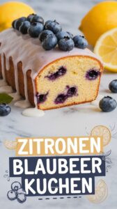 Zitronen-Blaubeer-Kuchen mit weißer Zitronenglasur auf weißem Marmor – goldbrauner Rührkuchen mit blau-violetten Blaubeeren im Querschnitt sichtbar und Glasur die über die Seiten läuft